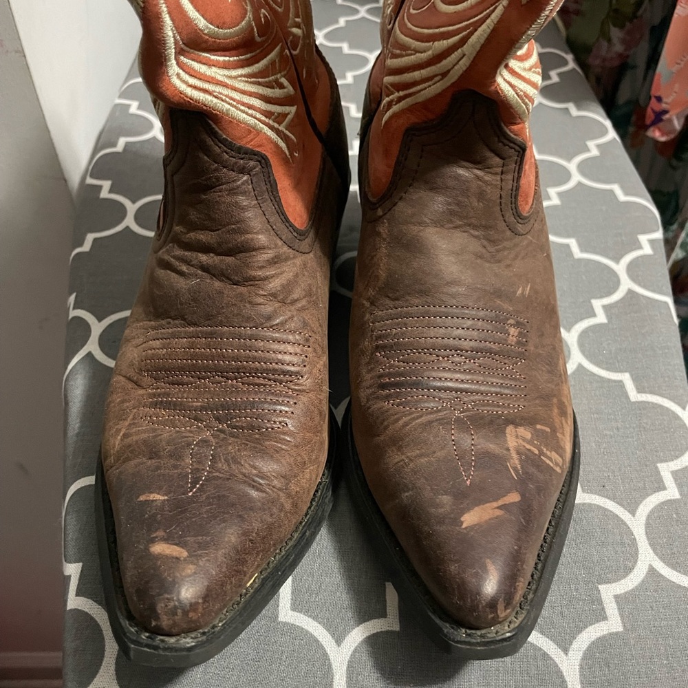 Woman 6.5 Airat pull on boots. Coral pink top and brown bottom